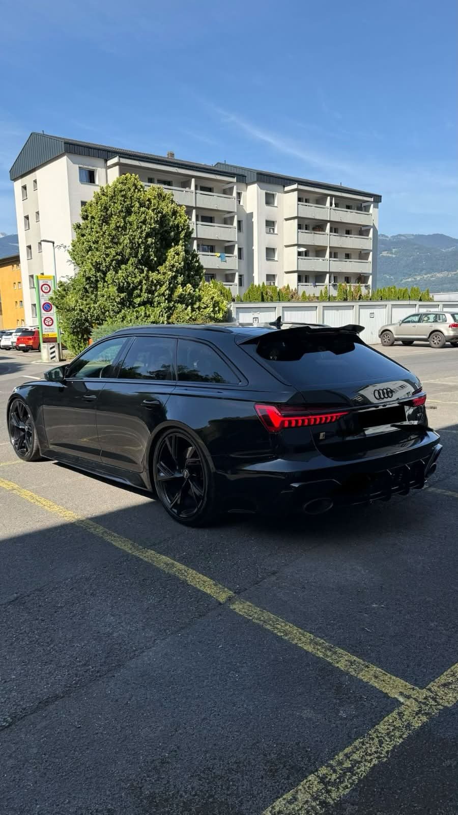 Audi RS6 Avant noire vue de trois quarts arrière