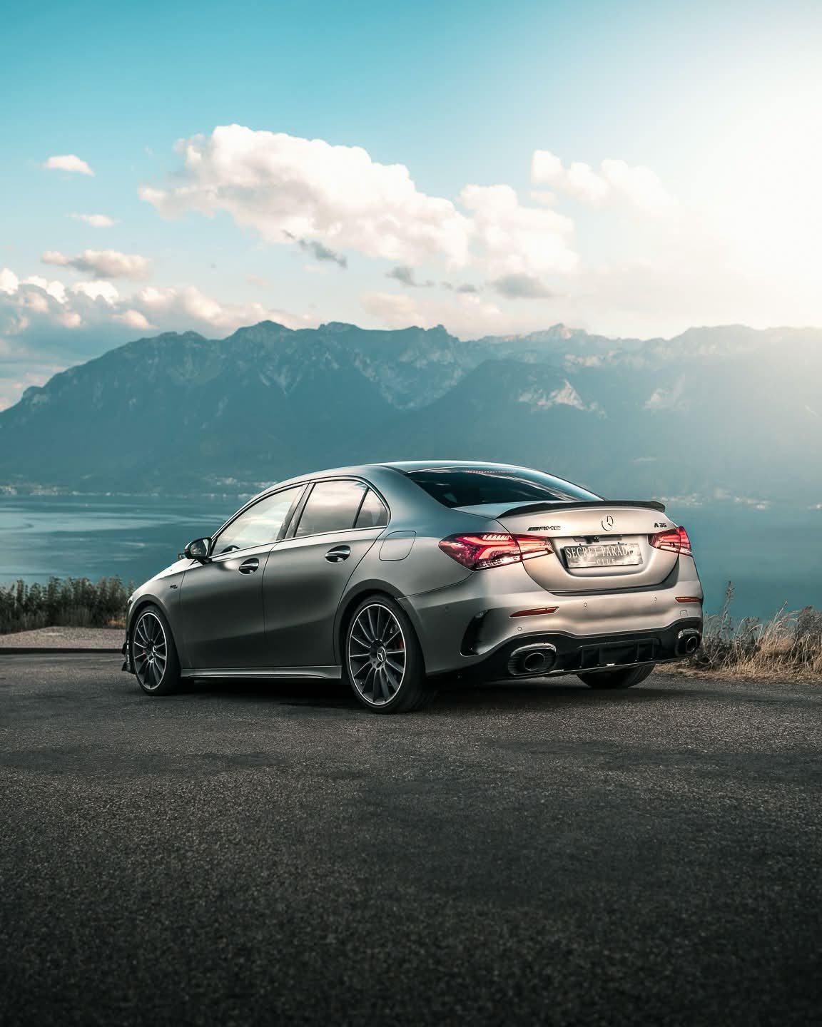 Mercedes-AMG A35 4MATIC vue de trois quarts arrière, face au lac Léman