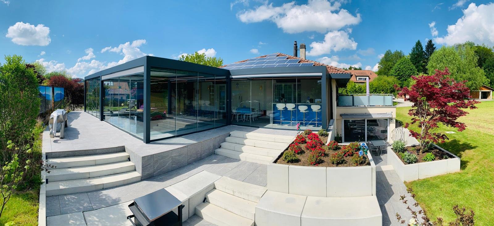 Vue extérieure panoramique du pavillon vitré de Secret Paradise et de ses terrasses en gradins